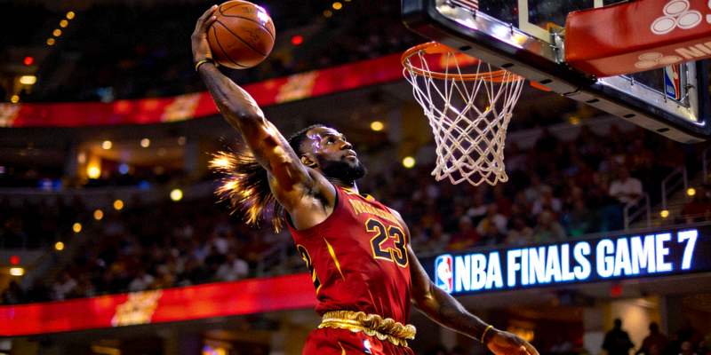 NBA总决赛第七场决胜时刻，球员高高跃起准备扣篮的瞬间